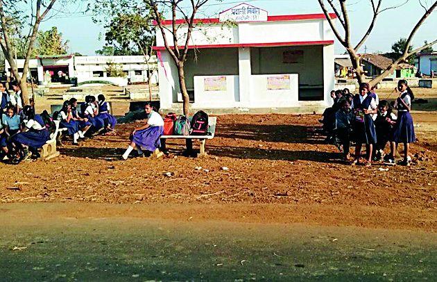 Expatriate Navi Mumbai's 'Kho' | प्रवासी निवाऱ्याला रापनी बसेसचा ‘खो’ Expatriate Navi Mumbai's 'Kho' | प्रवासी निवाऱ्याला रापनी बसेसचा ‘खो’