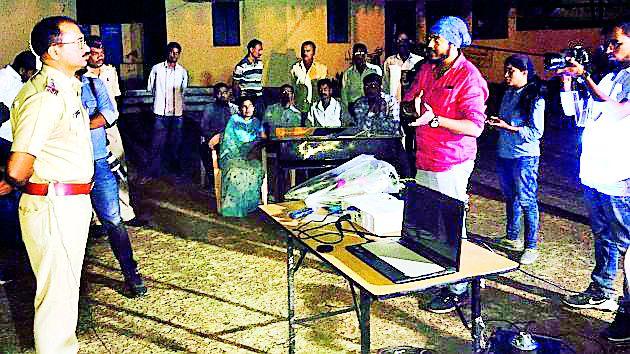 Yerlit Firate police station's 'documentary' | येरलीत फिरते पोलीस ठाणे उपक्रमाची ‘डाक्युमेंट्री’ Yerlit Firate police station's 'documentary' | येरलीत फिरते पोलीस ठाणे उपक्रमाची ‘डाक्युमेंट्री’