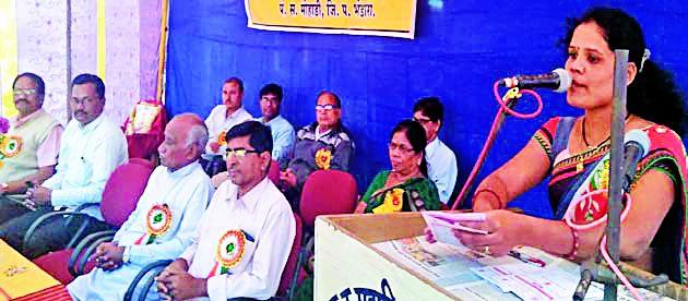 By dream of paying the country's debt | स्वप्न साकारून देशाचे ऋण फेडा By dream of paying the country's debt | स्वप्न साकारून देशाचे ऋण फेडा