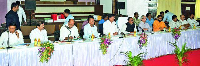 Panchayat Raj committee storehouse | पंचायत राज समिती भंडाऱ्यात डेरेदाखल Panchayat Raj committee storehouse | पंचायत राज समिती भंडाऱ्यात डेरेदाखल