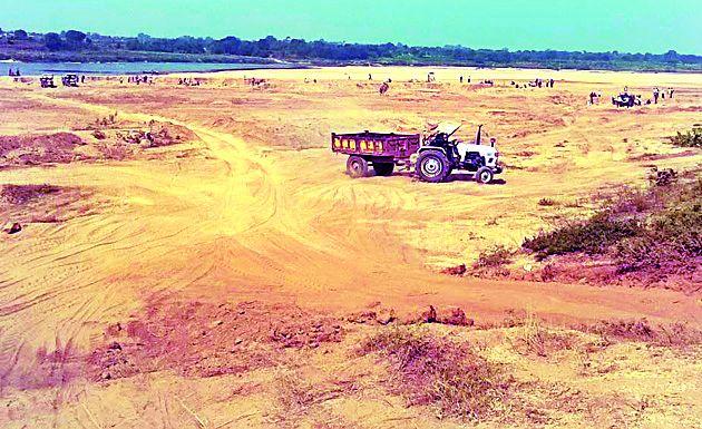 Illegal drainage outside the limit | सीमांकनाबाहेरील रेतीचा अवैध उपसा Illegal drainage outside the limit | सीमांकनाबाहेरील रेतीचा अवैध उपसा