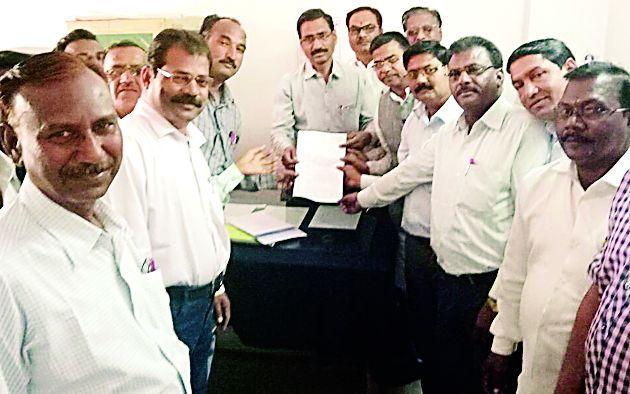 Group of Teachers' Association Officials Discussion with Officials | शिक्षक संघटनेच्या पदाधिकाऱ्यांची गटशिक्षणाधिकाऱ्यांशी चर्चा Group of Teachers' Association Officials Discussion with Officials | शिक्षक संघटनेच्या पदाधिकाऱ्यांची गटशिक्षणाधिकाऱ्यांशी चर्चा