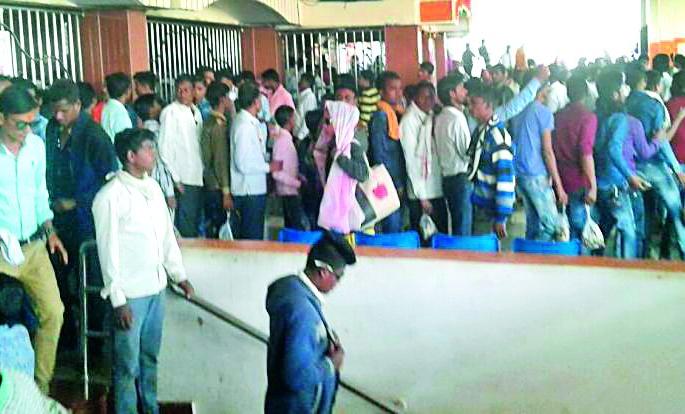 A crowd of devotees at Chandpur Hanuman Devasthan | चांदपूर हनुमान देवस्थानात भाविकांची गर्दी A crowd of devotees at Chandpur Hanuman Devasthan | चांदपूर हनुमान देवस्थानात भाविकांची गर्दी