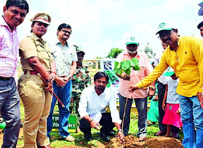 Tree planting should be a futuristic future | वृक्ष लागवड ही भविष्यात लोकचळवळ व्हावी Tree planting should be a futuristic future | वृक्ष लागवड ही भविष्यात लोकचळवळ व्हावी
