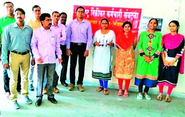 Employees' hint warning | कर्मचाऱ्यांचा आंदोलनाचा इशारा Employees' hint warning | कर्मचाऱ्यांचा आंदोलनाचा इशारा