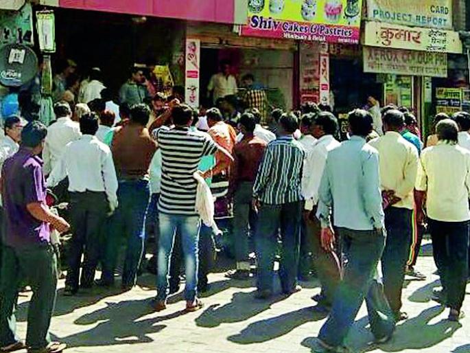 The encroachment of the encroachment of the corporation | अतिक्रमणधारकांचा पालिकेला घेराव The encroachment of the encroachment of the corporation | अतिक्रमणधारकांचा पालिकेला घेराव