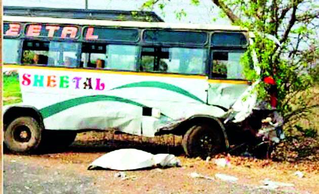 Three killed in traffic jams | ट्रॅव्हल्स-मॅक्स वाहनाच्या धडकेत तीन ठार Three killed in traffic jams | ट्रॅव्हल्स-मॅक्स वाहनाच्या धडकेत तीन ठार