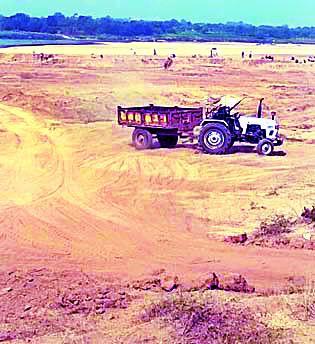 One tractor has to pay Rs 4000 for the sand | एक ट्रॅक्टर रेतीसाठी मोजावे लागतात चार हजार रुपये One tractor has to pay Rs 4000 for the sand | एक ट्रॅक्टर रेतीसाठी मोजावे लागतात चार हजार रुपये