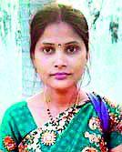 Sari's bedrock caused the woman's ambush | साडीच्या पदराने केला महिलेचा घात Sari's bedrock caused the woman's ambush | साडीच्या पदराने केला महिलेचा घात