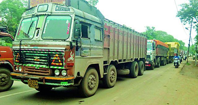 Ten hours of traffic jam on the national highway | राष्ट्रीय महामार्गावर दहा तास वाहतूक ठप्प