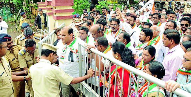 NCP's strike against fuel hike | इंधन दरवाढीच्या विरोधात राष्ट्रवादीची धडक