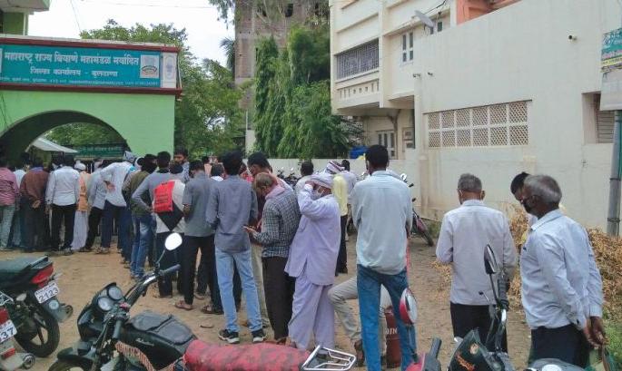 Seed production: Only 54% farmers in Buldana district will get seeds | बिजोत्पादन : बुलडाणा जिल्ह्यात ५४ टक्के शेतकऱ्यांनाच मिळणार बियाणे Seed production: Only 54% farmers in Buldana district will get seeds | बिजोत्पादन : बुलडाणा जिल्ह्यात ५४ टक्के शेतकऱ्यांनाच मिळणार बियाणे