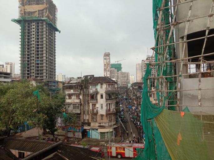 MHADA's cess building collapses on hill; Safe release of 6 persons | डोंगरीत म्हाडाची सेस इमारत कोसळली; ६ जणांची सुखरुप सुटका MHADA's cess building collapses on hill; Safe release of 6 persons | डोंगरीत म्हाडाची सेस इमारत कोसळली; ६ जणांची सुखरुप सुटका