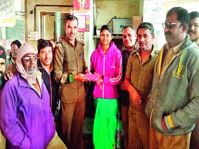 Lost jewelry on the bus, money back | बसमध्ये हरविलेले दागिने, पैसे परत Lost jewelry on the bus, money back | बसमध्ये हरविलेले दागिने, पैसे परत