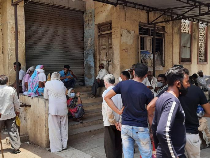 Loan through the window with the shutters closed | शटर बंद करून खिडकीद्वारे कर्जवाटप Loan through the window with the shutters closed | शटर बंद करून खिडकीद्वारे कर्जवाटप