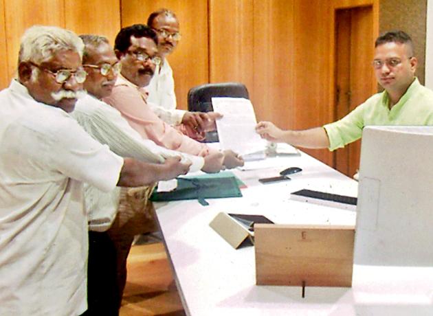 Take action on holders of bogus caste certificate | बोगस जात प्रमाणपत्र धारकांवर कारवाई करा