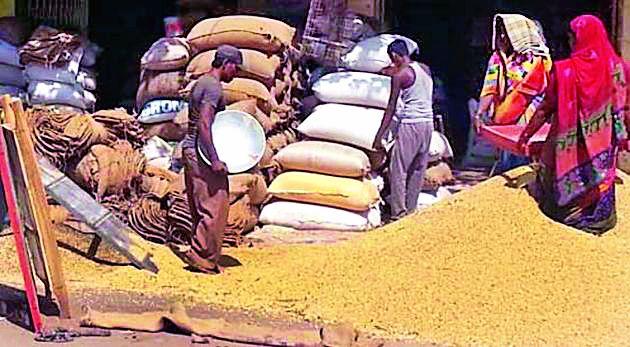 In the upper half of the Chandrapur market committee | चंद्रपूर बाजार समितीची आवक निम्म्यावर