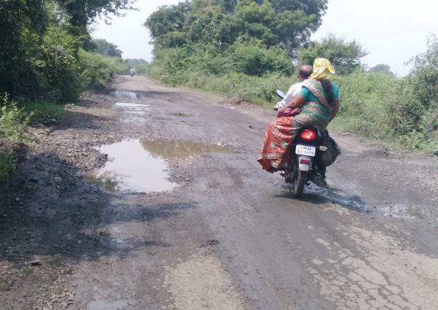Fatal travel of citizens from Govari-Powai Road | गोवरी-पोवनी मार्गावरुन नागरिकांचा जीवघेणा प्रवास