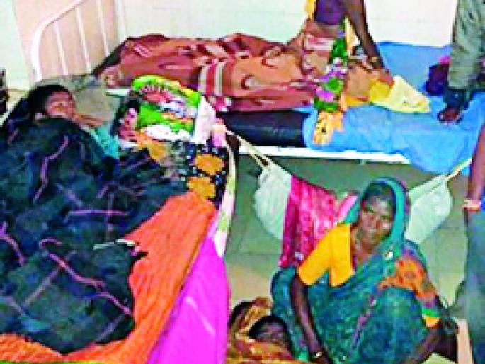 Treatment is done on patients under the bed in the health center | आरोग्य केंद्रातील खाटांअभावी रूग्णांंवर खालीच होतो उपचार Treatment is done on patients under the bed in the health center | आरोग्य केंद्रातील खाटांअभावी रूग्णांंवर खालीच होतो उपचार