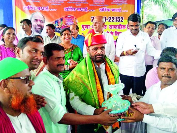 Ahir's civil hospitality in Ballarpur | बल्लारपुरात अहीर यांचा नागरी सत्कार Ahir's civil hospitality in Ballarpur | बल्लारपुरात अहीर यांचा नागरी सत्कार