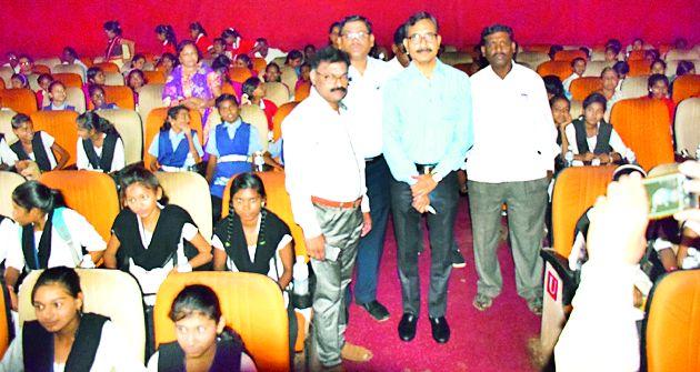 Public awareness about sanitary napkins cleanliness through 'Padman' | ‘पॅडमॅन’द्वारे सॅनिटरी नॅपकीन स्वच्छतेबाबत जनजागृती Public awareness about sanitary napkins cleanliness through 'Padman' | ‘पॅडमॅन’द्वारे सॅनिटरी नॅपकीन स्वच्छतेबाबत जनजागृती