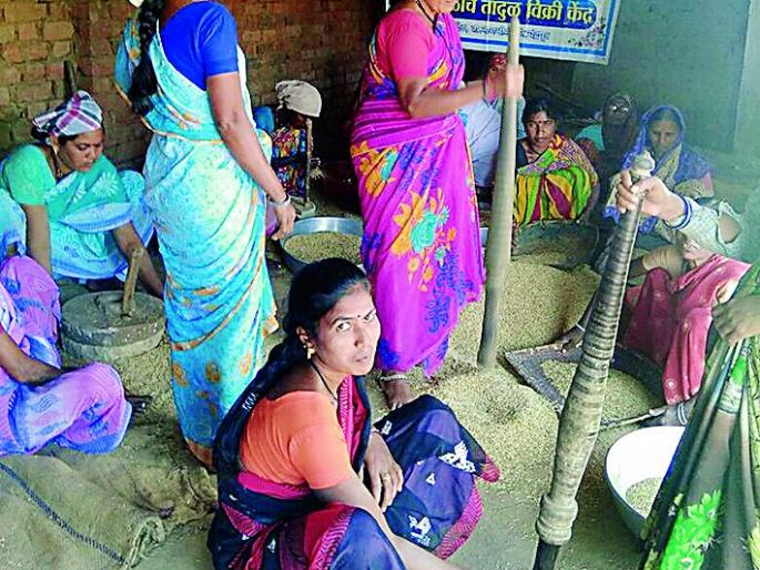 Rice business started with hammer | हातसळीद्वारे सुरू केला तांदळाचा व्यवसाय Rice business started with hammer | हातसळीद्वारे सुरू केला तांदळाचा व्यवसाय