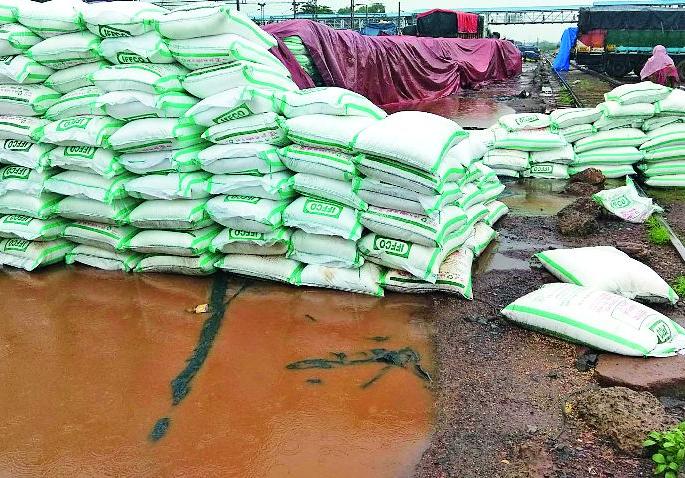 Hundreds of tons of fertilizer were found on the merchandise | मालधक्क्यावर शेकडो टन खत भिजले