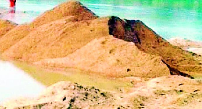 Sand smugglers collect fine of 21 lac | रेती तस्करांकडून २१ लाखांवर दंड वसूल Sand smugglers collect fine of 21 lac | रेती तस्करांकडून २१ लाखांवर दंड वसूल
