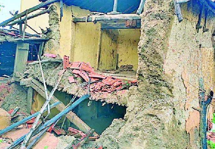Many houses in Shankarpur fall due to incessant rains | संततधार पावसामुळे शंकरपूर येथील अनेक घरांची पडझड Many houses in Shankarpur fall due to incessant rains | संततधार पावसामुळे शंकरपूर येथील अनेक घरांची पडझड