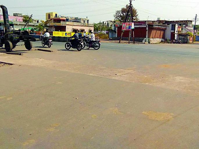 Adilabad route became dangerous | आदिलाबाद मार्ग बनला धोक्याचा