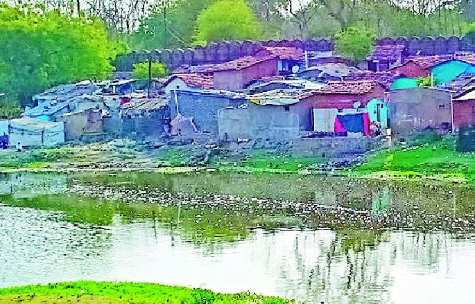 Residents of the flooded area can survive | पूरबुडित क्षेत्रातील रहिवास बेतू शकतो जीवावर Residents of the flooded area can survive | पूरबुडित क्षेत्रातील रहिवास बेतू शकतो जीवावर
