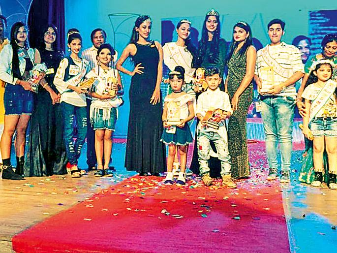 Chimukkale's rampawak loaded the attendees | चिमुकल्यांच्या रॅम्पवॉकने उपस्थित भारावले Chimukkale's rampawak loaded the attendees | चिमुकल्यांच्या रॅम्पवॉकने उपस्थित भारावले