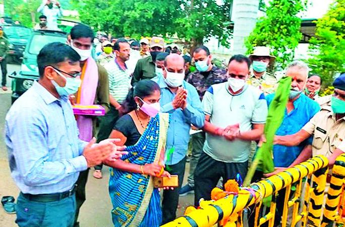 For the first time in six months, tourists visit Tadoba Housefull | सहा महिन्यांनंतर प्रथमच पर्यटकांनी ताडोबा हाऊसफुल्ल For the first time in six months, tourists visit Tadoba Housefull | सहा महिन्यांनंतर प्रथमच पर्यटकांनी ताडोबा हाऊसफुल्ल