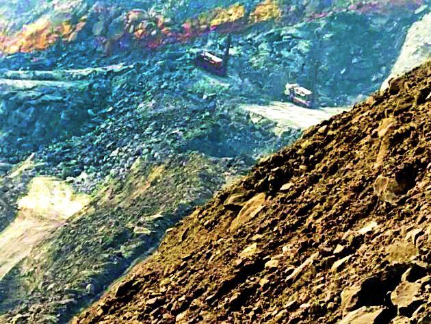 The survival of the crazy workers is in danger | वेकोलित कामगारांचा जीव धोक्यात The survival of the crazy workers is in danger | वेकोलित कामगारांचा जीव धोक्यात