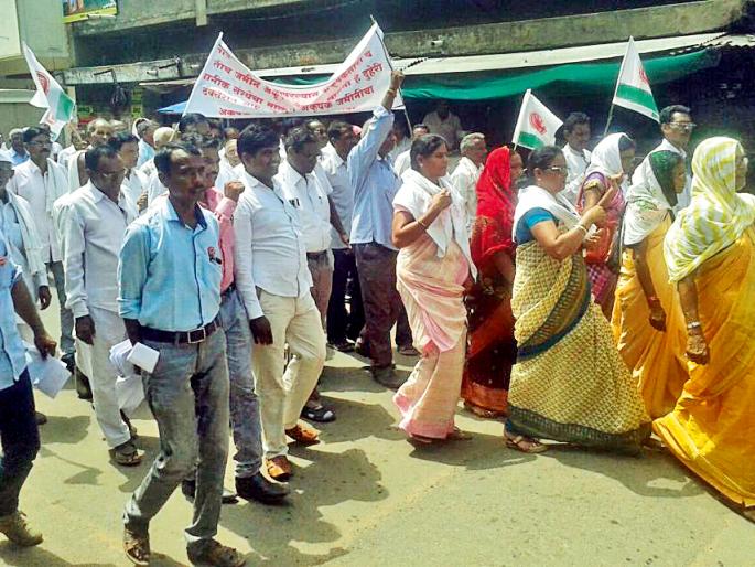 A Front for Farmers' Association SDO Office | शेतकरी संघटनेचा एसडीओ कार्यालयावर मोर्चा A Front for Farmers' Association SDO Office | शेतकरी संघटनेचा एसडीओ कार्यालयावर मोर्चा