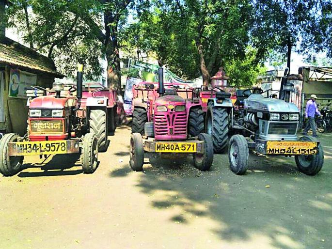 Four tractors of illegal minor minerals were seized | अवैध गौण खनिजाचे चार ट्रॅक्टर जप्त Four tractors of illegal minor minerals were seized | अवैध गौण खनिजाचे चार ट्रॅक्टर जप्त