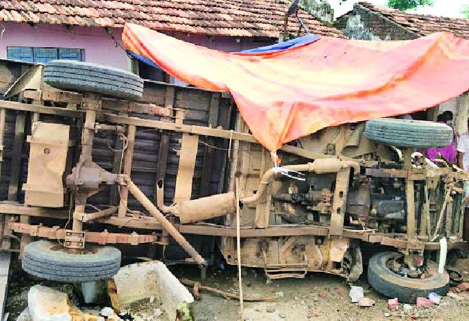 The drunken pickup driver crushed the three | मद्यधुंद पिकअप चालकाने तिघांना चिरडले The drunken pickup driver crushed the three | मद्यधुंद पिकअप चालकाने तिघांना चिरडले