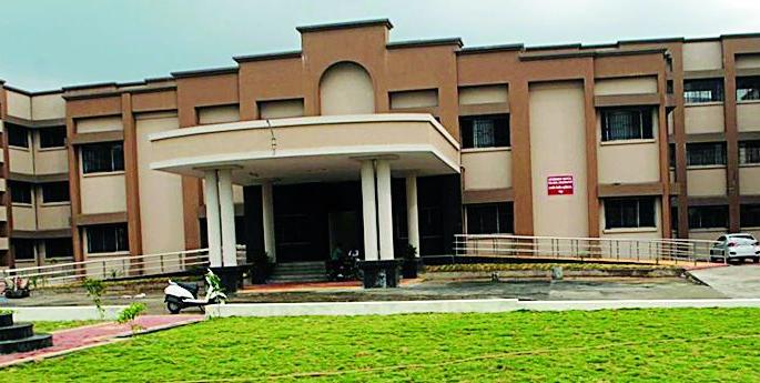 Exploitation of contract workers in medical colleges | वैद्यकीय महाविद्यालयात कंत्राटी कामगारांचे शोषण  Exploitation of contract workers in medical colleges | वैद्यकीय महाविद्यालयात कंत्राटी कामगारांचे शोषण