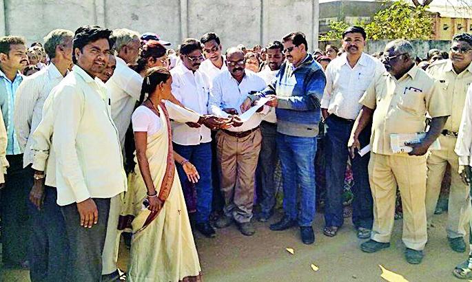 The residents of Kisih-Murmadi hit the tehsil | किन्ही-मुरमाडीतील ग्रामस्थांची तहसीलवर धडक