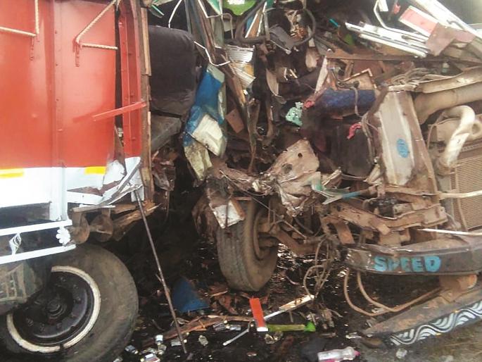 Two trucks accident; two drivers killed | दोन ट्रकच्या अपघातात दोन्ही चालक ठार! Two trucks accident; two drivers killed | दोन ट्रकच्या अपघातात दोन्ही चालक ठार!