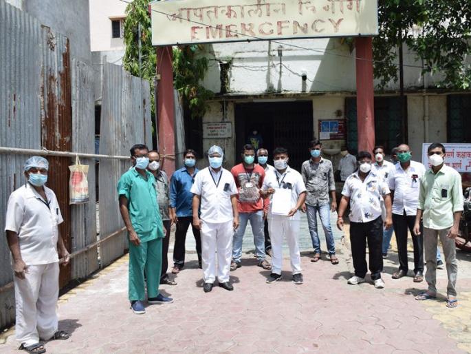 Working with black ribbons at Kovid Hospital | कोविड रुग्णालयात काळ्या फिती लावून काम Working with black ribbons at Kovid Hospital | कोविड रुग्णालयात काळ्या फिती लावून काम