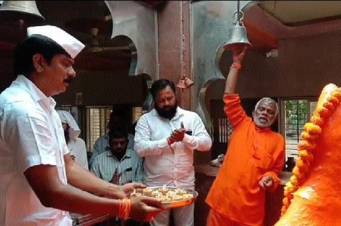 Muktainagar MLAs open temple for minister's health | मंत्र्यांच्या स्वास्थ्यासाठी मुक्ताईनगरच्या आमदारांनी उघडले मंदिर Muktainagar MLAs open temple for minister's health | मंत्र्यांच्या स्वास्थ्यासाठी मुक्ताईनगरच्या आमदारांनी उघडले मंदिर