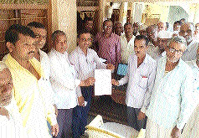 Loan waiver benefits to 4 farmers at Dhong Kathora | डोंगर कठोरा येथील ७३ शेतकऱ्यांना कर्जमाफीचा लाभ