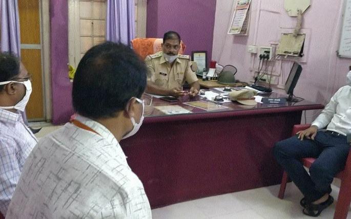 Yaval insults tehsildars for not awarding contract for Shivbhojan Kendra | शिवभोजन केंद्राचा ठेका न दिल्याने यावल तहसीलदारांना शिवीगाळ Yaval insults tehsildars for not awarding contract for Shivbhojan Kendra | शिवभोजन केंद्राचा ठेका न दिल्याने यावल तहसीलदारांना शिवीगाळ