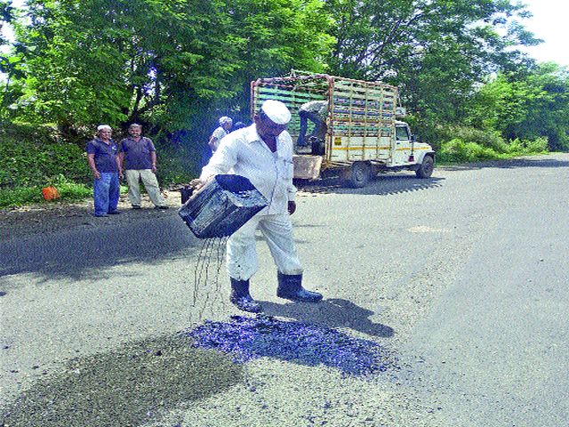 Finally, to finish the pits, the Muhurat | खड्डे बुजविण्यासाठी अखेर मिळाला मुहूर्त Finally, to finish the pits, the Muhurat | खड्डे बुजविण्यासाठी अखेर मिळाला मुहूर्त