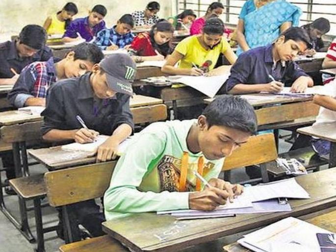 Both of them were arrested for copying Marathi paper in Dhule district | धुळे जिल्ह्यात मराठीच्या पेपरला कॉपी करतांना दोघांना पकडले Both of them were arrested for copying Marathi paper in Dhule district | धुळे जिल्ह्यात मराठीच्या पेपरला कॉपी करतांना दोघांना पकडले