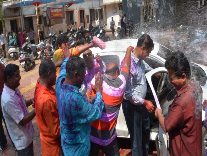 Dulchi's dream to the owners of Dhule Municipal Corporation | धुळे महापालिकेत रंगांची उधळण, अधिकाºयांना डोलचीचा सपका Dulchi's dream to the owners of Dhule Municipal Corporation | धुळे महापालिकेत रंगांची उधळण, अधिकाºयांना डोलचीचा सपका