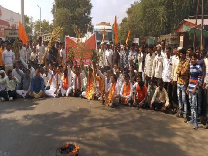 Shiv Sena's Rastaroko on the Sankrnich highway | साक्रीनजिक महामार्गावर शिवसेनेचा रास्तारोको Shiv Sena's Rastaroko on the Sankrnich highway | साक्रीनजिक महामार्गावर शिवसेनेचा रास्तारोको