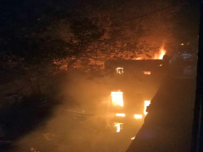 Fire, damage to shops in Dhule | धुळ्यात दुकानांना आग, नुकसान Fire, damage to shops in Dhule | धुळ्यात दुकानांना आग, नुकसान
