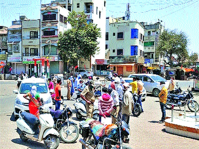 Action on those who violate the ban | संचारबंदीचे उल्लंघन करणाऱ्यांवर कारवाई